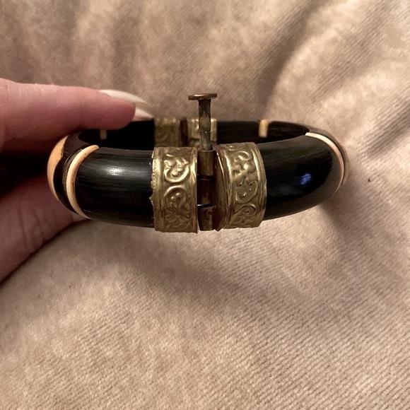 Vintage Horn Brass Inlay Hinged Bangle Chunky Pin Closure, ERA 1970’s - Picture 2 of 6